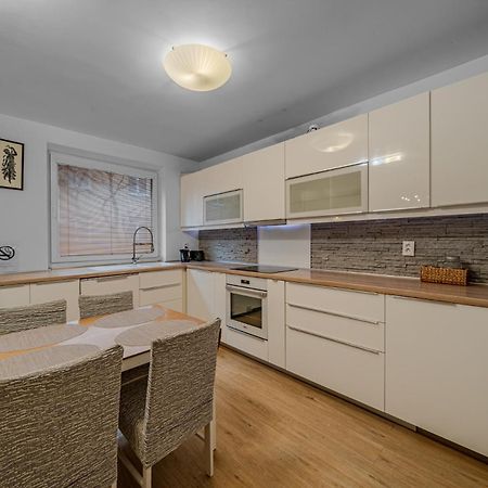 Huge Apartment Next To Train Station Close To The City Center Bratislava Extérieur photo